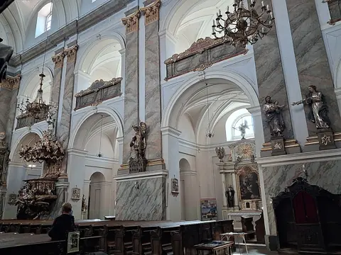 Wnętrze bazyliki w Bardzie