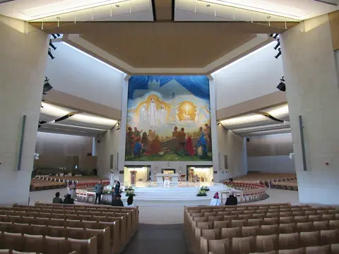 Bazylika Matki Bożej Królowej Irlandii — wnętrze