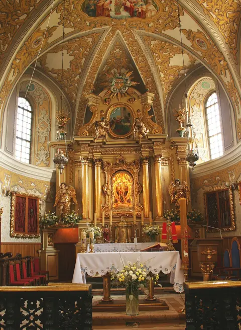 Ołtarz z figurą Matki Bożej Leśniowskiej