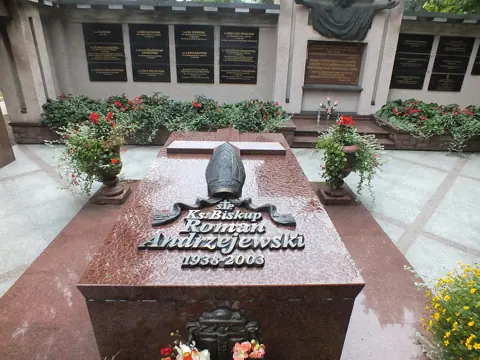 Grób bp. Romana Andrzejewskiego w licheńskim sanktuarium