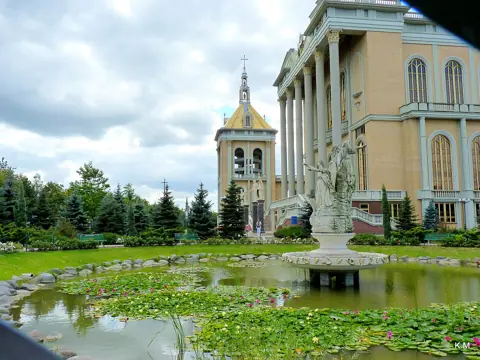 Fontanna przed bazyliką licheńską