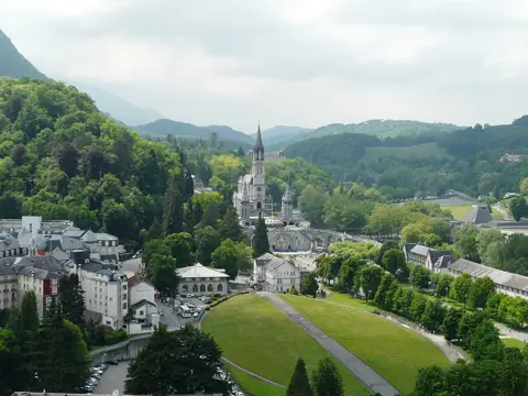 Sanktuarium w Lourdes — bazyliki widziane z zamku