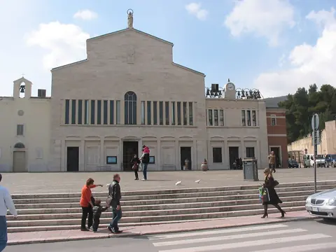 Przed kaplicą o. Pio w San Giovanni Rotondo
