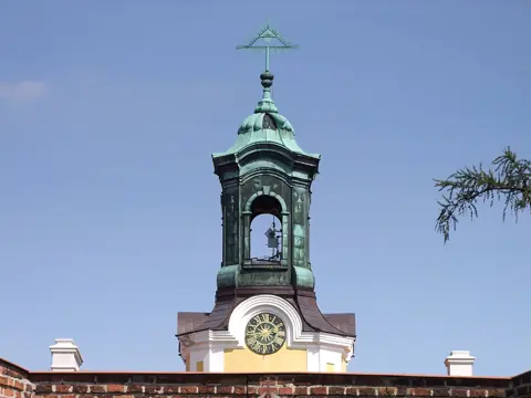 Zegar na budynku klasztornym