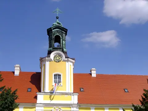Budynek klasztorny z zegarem