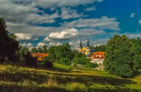 Krużganki wokół bazyliki