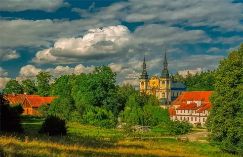 Kaplice w narożach krużganków