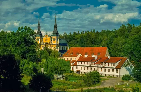 Dziedziniec sanktuarium w Świętej Lipce