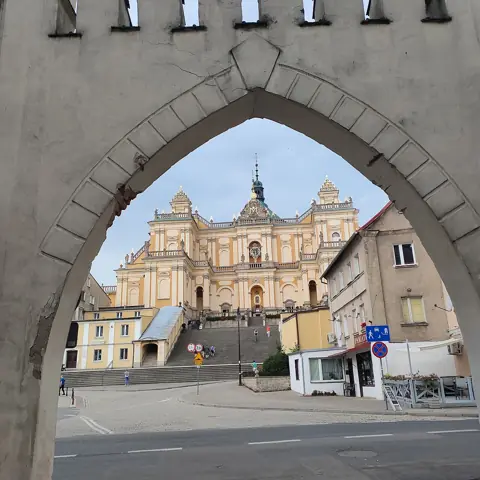 Brama z widokiem na bazylikę